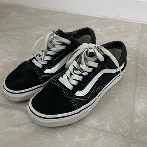 Vans Old Skool Core Shoes size 6 in women’s, and 4.5 mens
